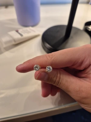 Två par örhängen  - Två par jättefina örhängen, i olika storlekar (se skillnad på bild nr 5) Örhängena är I Sterling Silver