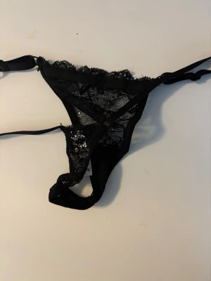 Svarta spetsstring  - Stringtrosa Pris: 50kr  Storlek: S Nya 