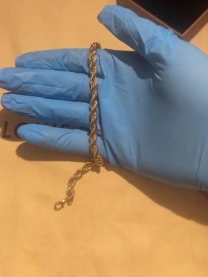 18k guldpläterad armband - Helt ny. Köpt för 249kr men använt aldrig 