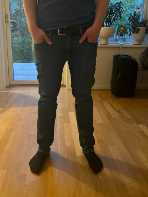 Mörkblå slim fit jeans från Jack and Jones  - Snygga mörkblå slim fit jeans med klassisk femficksdesign. Jeansen är ifrån Jack and Jones och passar till jätte mycket kläder. Jag säljer dom eftersom jag inte gillar passformen och storleken är 31-32. Priset kan diskuteras!