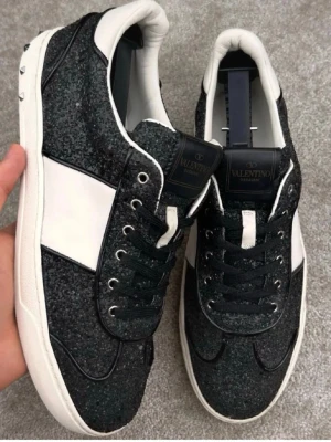 Valentino flycrews svart glittriga - Sjukt snygga skor speciellt nu till sommaren! Köpta på Plick för 2600kr, de är garanterat äkta! De är i storlek 40 men de passar mig som vanligt vis har 39😌 De har tappat en nit där bak men de var så när jag köpte de!