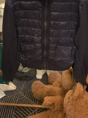 Gina Jacka - Fin jacka från Gina Tricot, säljer då den blivit för liten för mig! Den är i bra skick förutom en liten uttöjning som visas på bild 3 samt bild 2, men det är inget som syns eller som man tänker på när den används. Tveka inte på att höra av dig för fler frågor eller bilder🤗