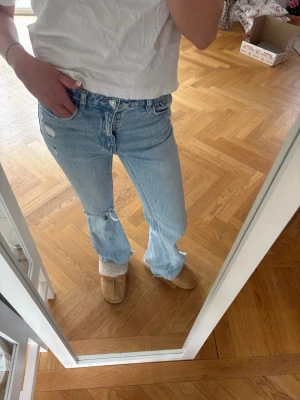 Bootcut jeans med hål  - Säljer mina bootcut mango jeans, helt slutsålda och går inte att få tag i längre. De är sparsamt använda. Är 163 cm, hör bara av er vid frågor 🥰
