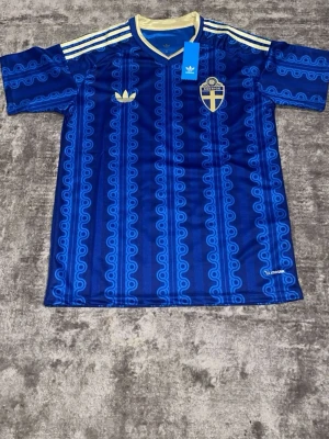 Blå Sverige fotbollströja Adidas - Har storlek M-L-XL helt nya aldrig använda perfekt för sommaren 