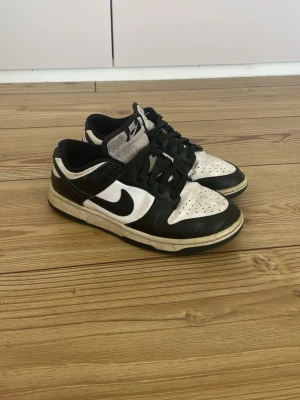 Nike Dunk Low svart/vit sneakers - Nike ”Panda” Dunk. Storlek 39. Använt skick. Snygga inför sommaren.  Hör av er vid frågor!😃