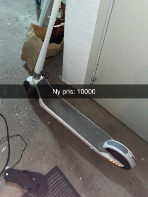 Vit el-scooter från Unagi - Säljer en vit el-scooter från Segway med svart fotplatta och integrerade bakljus. Laddare medföljer. Perfekt för att ta sig runt i stan på ett smidigt och miljövänligt sätt.