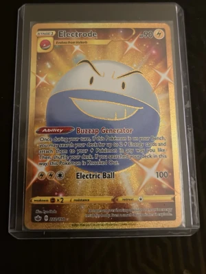 Electrode Pokémonkort guldfoil - Säljer ett Electrode Pokémonkort med guldfoil och holografisk effekt. Kortet har motiv av Electrode och är från Sword & Shield-serien, nummer 222/198. Kortet är inplastat i skyddsfodral.