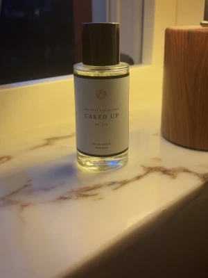 Caked Up Eau de Parfum 30 ml curiosa - Caked up från curiosa kommer nt till användning. Bara lite använd. Nypris 349kr😇