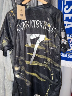 PSG tröja - En väldigt fin PSG tröja med Kvaratskhelia på ryggen i storlek M!