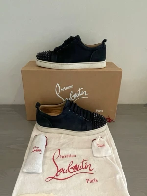 Christian Louboutin sneakers - Otroligt feta skor ifrån Christian Louboutin. Storleken är 39 men passar som 39-40. Låda och påse fås med vid full pris eller ett bestämt avtal om det. 