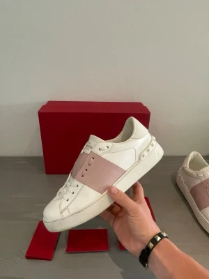 Valentino open - Valentino open sneakers i storlek 39. Skorna är i nyskick och utan defekter. Låda, påse, snöre, kort fås med vid full pris eller en tydlig överenskommelse om att tillbehör ska fås med. 