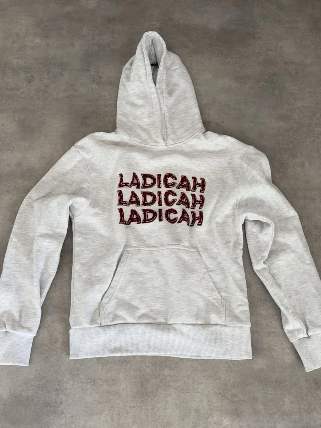 Grå hoodie med LADICAH-tryck