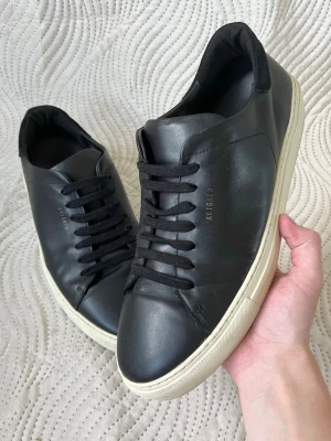 Arigato sneakers - Säljer ett par sköna Arigato sneakers! | Mycket fint skick utan defekter! | Storlek 45. | Ställ gärna frågor innan du köper!