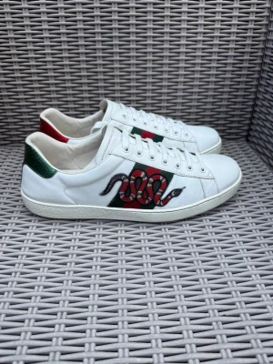 Gucci vita sneakers med orm - Gucci Ace Snake || Storlek EU 43 UK 9|| Skorna är i mycket bra skick (se bilder) || Tveka inte på att höra av dig vid frågor eller funderingar 