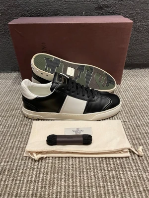Valentino flycrew (nya) - Hej, säljer nu dessa svin snygga valentino skor. Skorna är i nytt skick!  Begränsat antal boxar och dustbag. Hör av dig vid frågor.