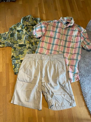Skjortor och shorts  - Skjortor strl S.                                                         Står M i shortsen men ser rätt små ut 