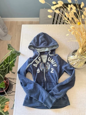 Blå hoodie från Abercrombie & Fitch - Säljer en blå zip-hoodie från Abercrombie & Fitch.