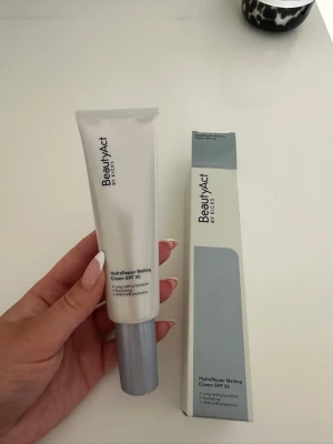 BeautyAct HydraRepair Melting Cream - HydraRepair Melting Cream SPF 30 från BeautyAct by Kicks. Fick i en julkalender och aldrig använt den. Nypris 319 kr