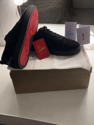 Svarta loubs  - Svarta Loubs med klassisk röd sula, det är vit broderad text vid hälen typ där det står LoubOutin.skorna är av mocka och är jätte sköna att gå i, men såklart så är det från person till person. Perfekta för dig som vill sticka ut. Passar perfekt till Grisch/sthlm stil. Skorna är använda 1 gång (helt nya). Man får med kartong, kort, papper och duffelbag. Pris går såklart att diskutera så det är bara att hojta till.                                                                  //Hugo