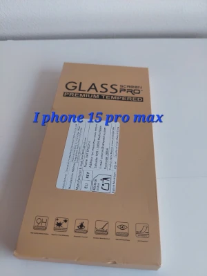 Skärmskydd i glas till iPhone 15 Pro Max - Säljer ett GLASS PRO premium härdat skärmskydd till iPhone 15 pro max. 3 stycken. Skyddet är transparent och tillverkat av härdat glas för extra hållbarhet. Paketet innehåller en installationsguide och skyddet har 9H hårdhet för att motstå repor och stötar.