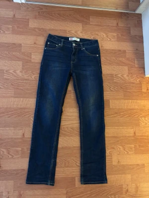 Levis 511 jeans - Ett par riktigt feta 511or från Levis. De är mörkblåa och är fräscha som fan. Priset är ej hugget i sten. Skriv vid frågor!🙏🏻😁