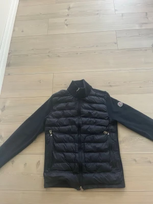 Moncler cardigan💝 - Jätte snygg cardigan som inte används så mycket🩵strl xxs men passar typ S🌸 Lägg bud för har ej bestämt pris