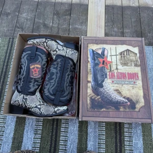 Los Altos ormskinns cowboy boots - Säljer ett par riktigt snygga cowboy boots från Los Altos med ormskinn i beige och svart. Skaftet är svart med broderade detaljer och bootsen har spetsig tå. Perfekta för dig som vill sticka ut med en unik westernstil.