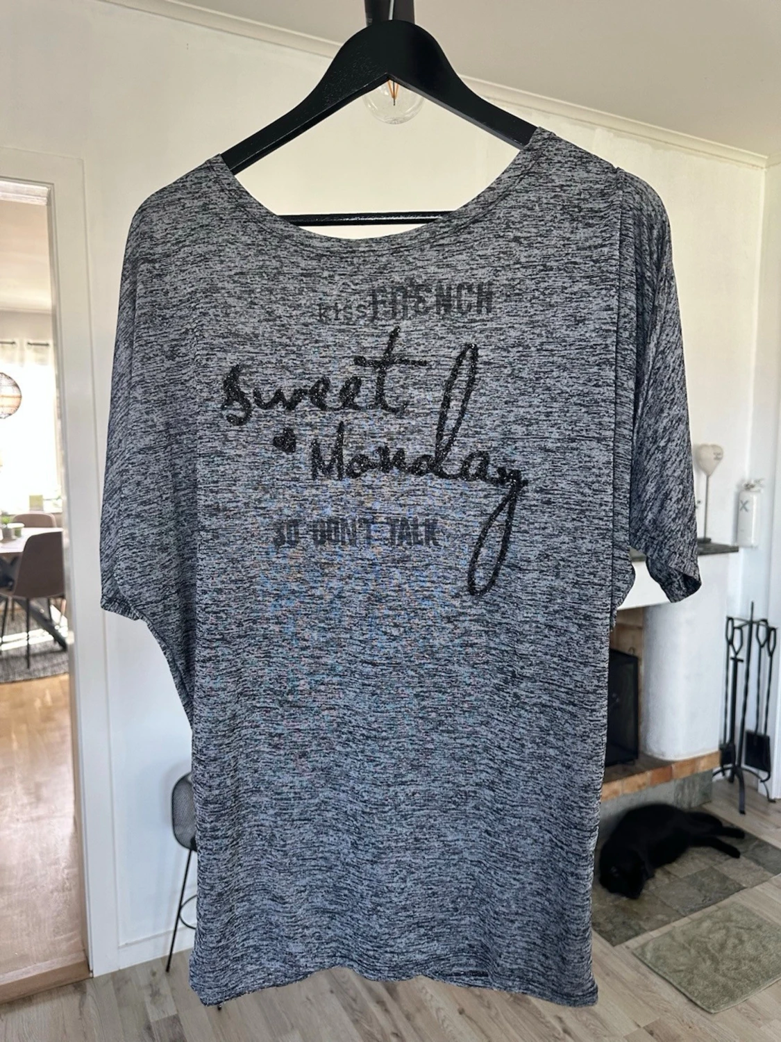 Gråmelerad t-shirt med text