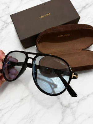 Svarta aviator-solglasögon Tom Ford - Snygga svarta aviator-solglasögon från Tom Ford med klassisk form och mörka glas. Bågarna är i plast med gulddetaljer vid gångjärnen. Kommer med originalfodral och ask. Perfekta för dig som vill ha en stilren och lyxig look.