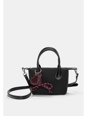 Crossbody bag från pullk&bear - Helt ny aldrig använd. Heart charm medföljer ej.