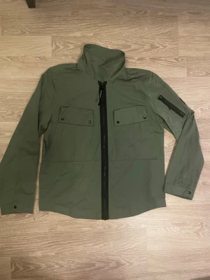 Mörk grön cp company vindjacka - Säljer en helt ny cp company vindjacka med prislapp