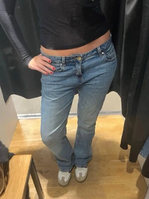 Jeans - låg/midwaist, lite bootcut, modell ”mira” 🫰