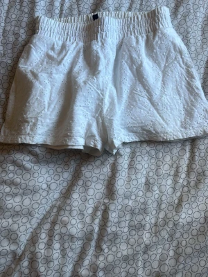 Gulliga sommriga vita shorts - Ett par vita gulliga och sommriga shorts. Passar perfekt till sommriga aktiviteter. De är vita med broderier och dubbelt tyg. Från H&M divided. Perfekt till sommaren och i fint skick. Storlek XXS. Shortsen har även fickor.