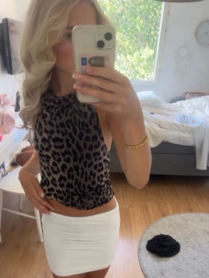 Leopardmönstrad halterneck topp Gina Tricot - Säljer en snygg leopardmönstrad topp från Gina Tricot. Toppen är ärmlös med hög hals och croppad passform. Materialet är mjukt och stretchigt, perfekt för att styla med kjol eller jeans. Storlek XS.använd en gång så är i nytt skick!!