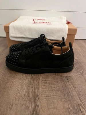 Christian Louboutin Skor Herr Uk7/41 - Säljer nu mina riktigt sköna Christian Louboutin skor! ⭐️ bra skick - men har blivit använda så lite slitage på mockan o så (se bilder) för övrigt gott skick.   ❗️Skorna är 100% autentiska och äkta!❗️  ✅Storlek 40,5 passar 41-41,5. | Og medföljer (box, 2st dustbags) ⭐️ Snabb affär = priset sänks. Alltid frakt inom 24h🚚📦