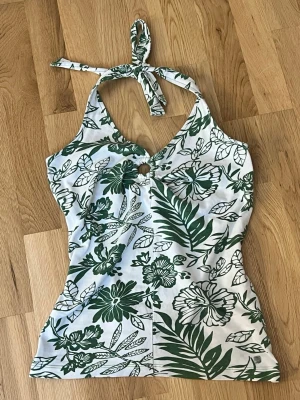 Vit och grön blommig top - Från Esprit men köpt från Humana💗Oanvänd, nytt skick 💗