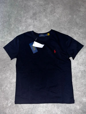Mörkblå t-shirt från Polo Ralph Lauren - Mörkblå polo Ralph lauren t/shirt helt ny och oanvänd 