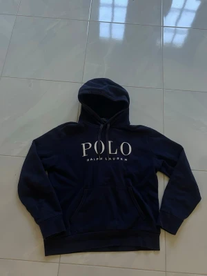 Ralph Lauren hoodie - Riktigt schysst raffe hoodie! Skick 6/10. Bara o skriva om ni har frågor!👊