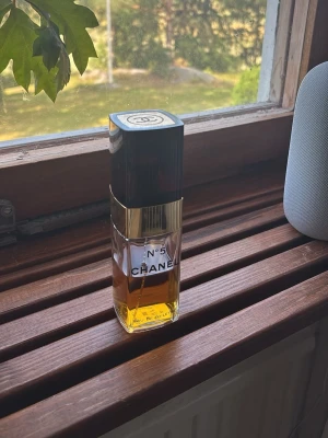 Chanel N°5 edt - Riktig fin doft från Chanel. 100ml från början och uppskattningsvis halva flaskan kvar. Har tyvärr inte boxen kvar. Nypris ligger på runt 1900:-. Priset kan absolut diskuteras så hör av dig vid minsta fundering!