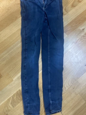 Mörkblå Molly jeans från Perfect Jeans - Säljer ett par mörkblå Molly jeans från Perfect Jeans. De har en smal passform och klassisk femficksdesign. Jeansen är stretchiga och bekväma, perfekta för dig som gillar en enkel och stilren look. Passar till det mesta och är lätta att matcha.