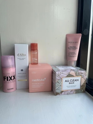 K-beauty hudvårdspaket mixade märken - Skriv om ni vill köpa enskilda prosukter!🤗.     Säljer ett paket med koreanska hudvårdsprodukter: Heimish All Clean Balm, d'Alba First Spray Serum, medicube Collagen Jelly Cream och Triple Collagen Serum, Mary & May Vegan Rose Hyaluronic Hydra Wash Off Pack samt So Natural All Day Tight Make Up Setting FIXX. Perfekt för dig som älskar glow och återfuktad hud.