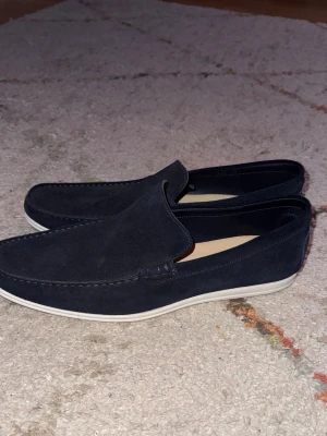 Loafers från Oscar Jacobson - Snygga mörkblå loafers i mocka från Oscar Jacobson. Storlek 45.