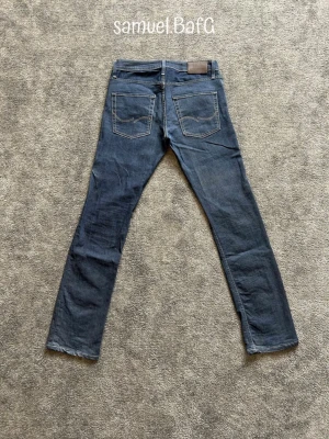 Jack & Jones Clark Premium - Schyssta Jack & Jones Clark Premium i bra skick gjorda på hög kvalité denim kommer hålla länge till. Storlek W32/L34.