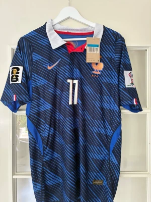 Frankrike Tröja 2026 - #11 Olise. VM 2026, size M, ny med prislapp. 