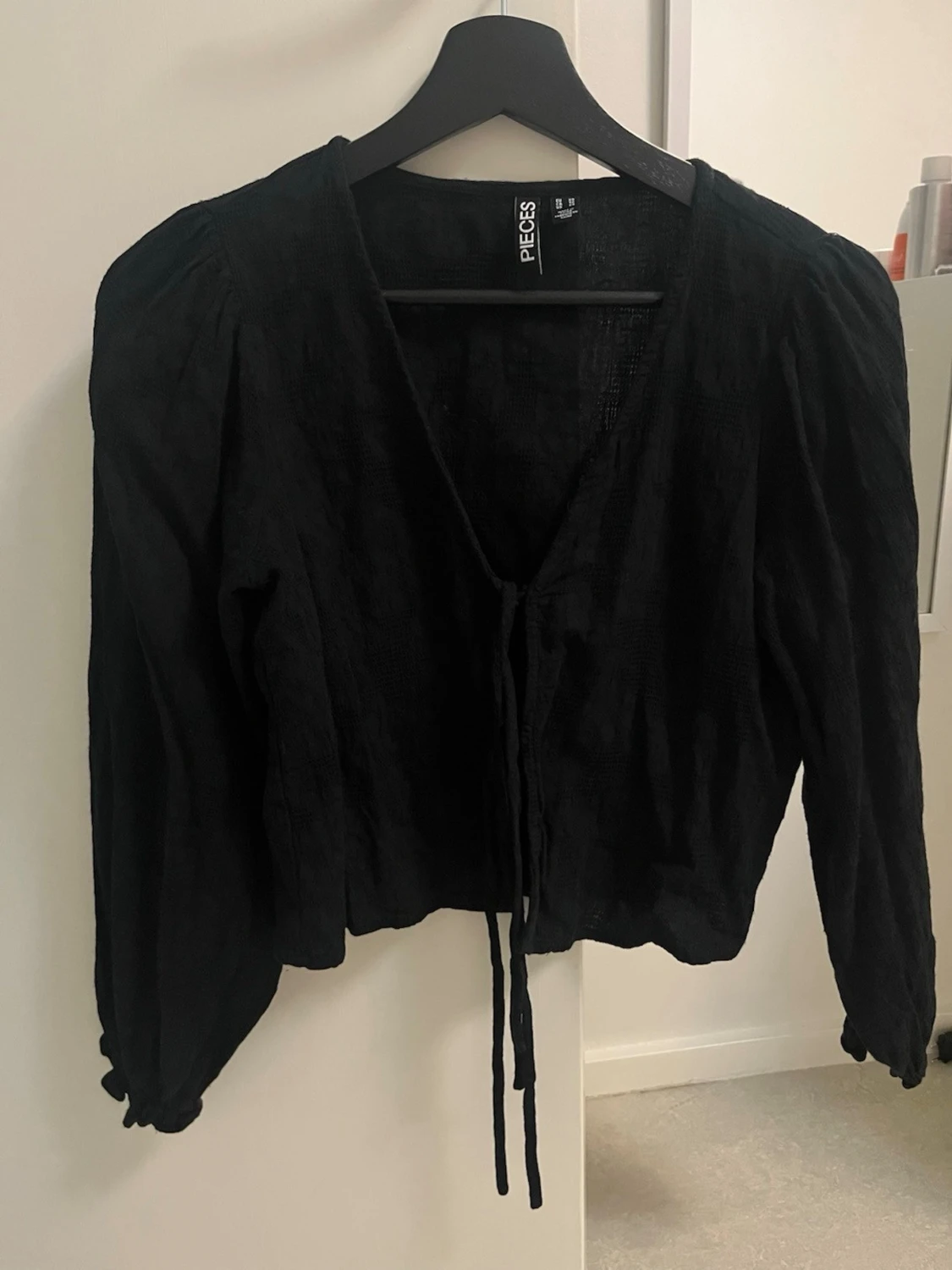Svart blus med knyt från Pieces
