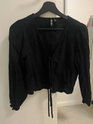 Svart blus med knyt från Pieces - Snygg svart blus från Pieces med långa puffärmar och v-ringning. 