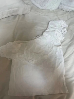 Vit oneshoulder topp från Zara - Har köpt från vinted och har inte kommit till användning är från Zara. Den har lite gul nyans finns bild fast syns knappt och är dessutom på insidan av tröjan
