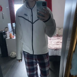 nike tech  - En vit Nike tech! Helt ny aldrig använd 
