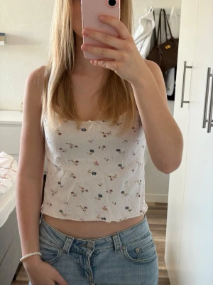 Gulligt linne - Blommigt linne från Lager 157 i storlek XS, mycket bra skick