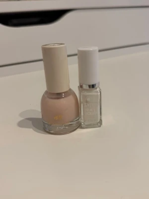 Lösnaglar - Söt nagellack set i ljusrosa och vit färg, öppnad men knappt använd och fortfarande väldigt gott skick. Från märkena H&M (ljusrosa) och Depend (vit). 